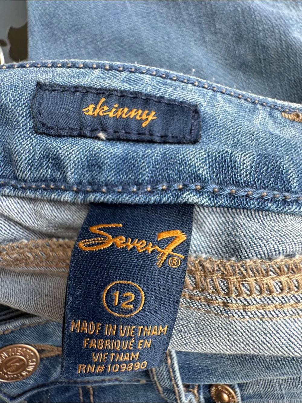 Seven7 Women’s Size 12 Cropped Jean Light Wash Stretch Denim Capri